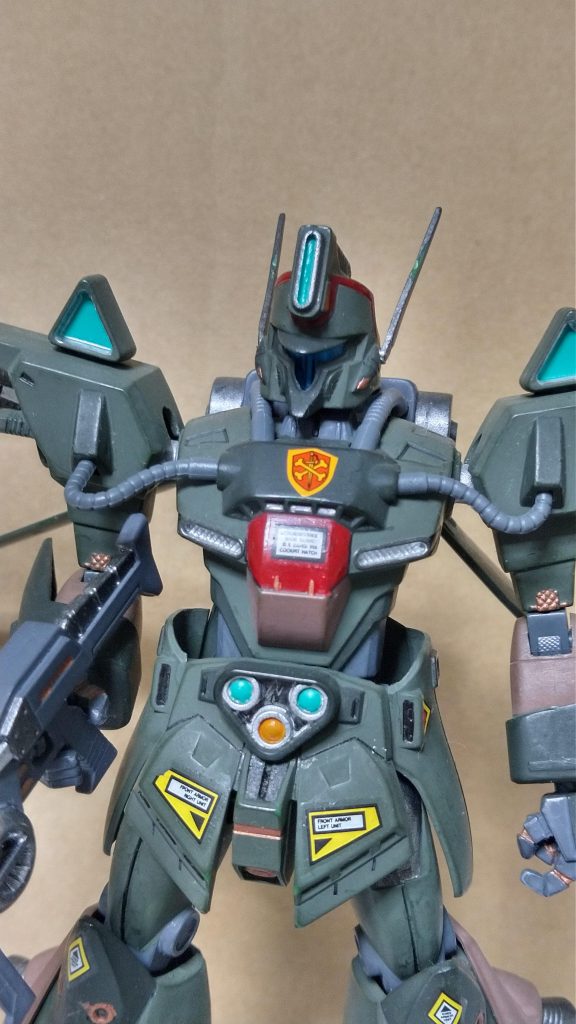 キットが大型化された為に、フェイスシールドの透明化や、マニュピレーターの可動、エネルギーパイプの軟質化など贅沢な作り。現在はリアルな掌が発売されてるので、交換するだけで印象が激変わりすると思います。この旧キットシリーズは再評価、再発売が待たれるかと。