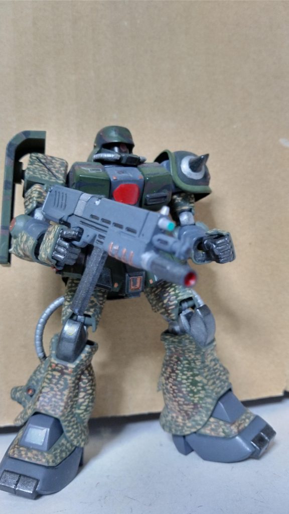 武装は新設定のマシンガンが付属。これもモッサリしてるので、武器セットなどから利用すれば良いかも。ザク改は人気も高く、出渕氏のデザインも、それまでの大河原デザインとはまた違う魅力があります。(胸の赤いマーキングは、目立って標的にならないのか心配ですが。タバコのラッキーストライク伝説？みたいにジンクスはないのか？)ユニコーン版！も発売されてるので、是非作ってみたいですね。