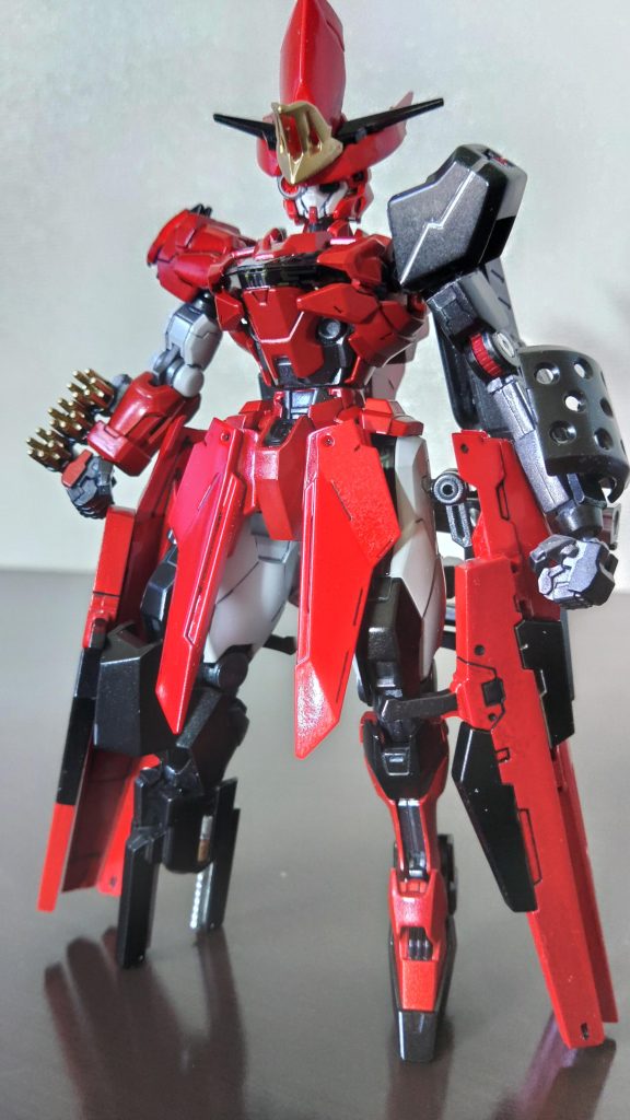 「赤い彗星の魔女 ガンダムスカーレットキャリバーン・スタンピード」とある強敵との決闘でスクラップ寸前にまで破壊されてしまった「ガンダムスカーレットキャリバーン」を再び戦えるように修復した機体。失った全ての武装と全てのエスカッシャンに、左腕と右足と頭部のセンサー類の代わりに適当なジャンクパーツで補われているため元の性能の4割程度まで落ちている。こんな機体で戦うぐらいなら旧式のモビルスーツのほうがまだマシと思えるほどの劣悪な機体性能となっている元ネタはトライガンのヴァッシュ・ザ・スタンピードです。