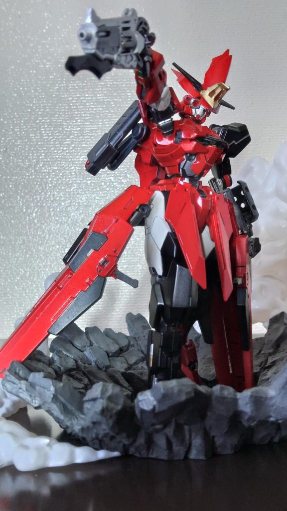 「リボルバー・スタンピード」スカーレットキャリバーン・スタンピードのメインウェポン。リボルバー銃の先端に刃を取り付けられた近接戦にも対応した武器。大口径で威力も高く命中させられれば大抵のモビルスーツを一撃で撃破できるほどの威力を誇る。