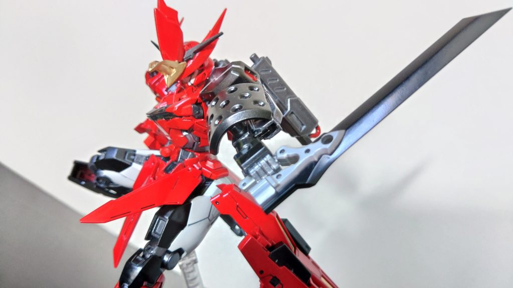 「エッジ・スタンピード」近接専用に装備された剣。取り回しを良くするために少し刀身が短めになっている。