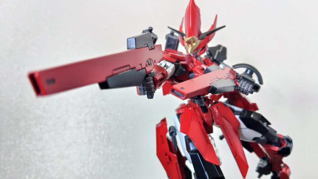 「スカーレット・ライフル」脚部にを増設されたバインダーに取り付けられた4丁の使い捨てライフル。メインウェポンであるリボルバー・スタンピードの弾を温存させるために使われることが多い。