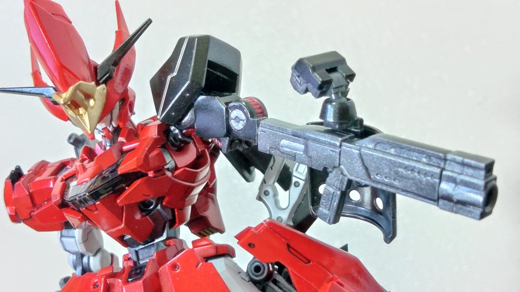 「レフトマシンガン・リベンジャー」失った左腕の代わりに取り付けられた義手。変形させることにをりマシンガン形態にすることができる。