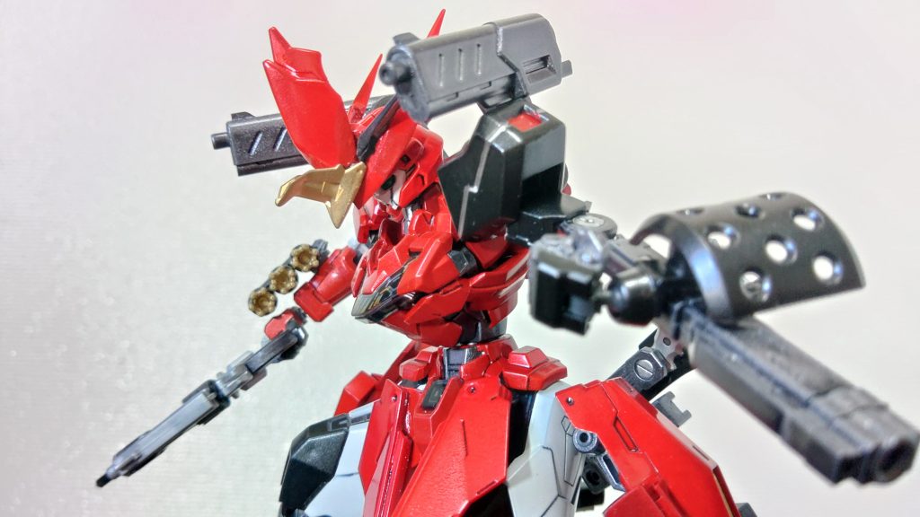 「バックウェポン・マシンキャノン」失ったバックパックの代わりに取り付けられたマシンキャノン。自由に動くサブアームに取り付けられたマシンキャノンは自在に可動することにより背面や通常では対応できない角度からでも撃つことができる。