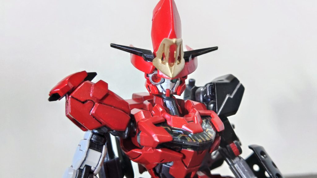 破壊された頭部の右目は適当なセンサーに置き換わています。さらに帽子のような飾りパーツはあえて破損させた状態にしています。元々狙撃機体だったスカーレットキャリバーンだが右目が破壊されたことにより狙撃が不可能になっている。右目を負傷したロックオン・ストラトスとかエクシアリペアを参考しました。