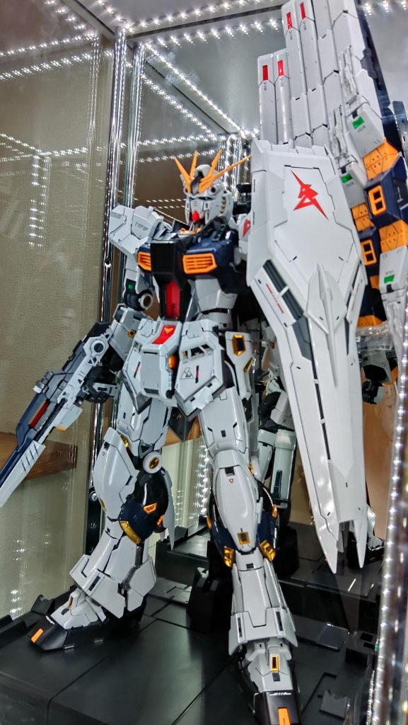 内装は、素組で、外装のみツヤありスプレーで塗装です