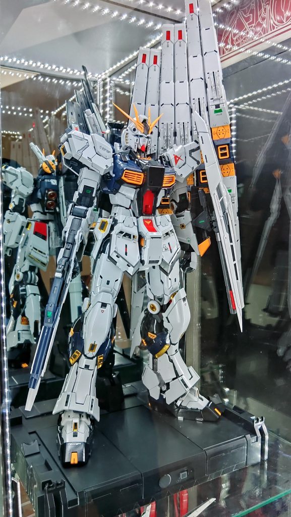 なんだかんだで、ガラスケース等々含め総額10万のガンプラになってしまった…