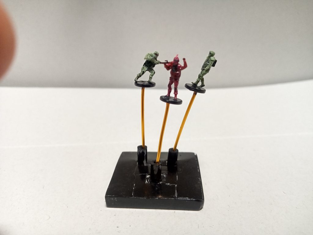 おまけのザク小隊です。100均のミニチュア軍人セットをそれっぽく弄って色を塗ってみました。ザンジバルの添え物として作ったので遠目でそれっぽく見えればの精神です。