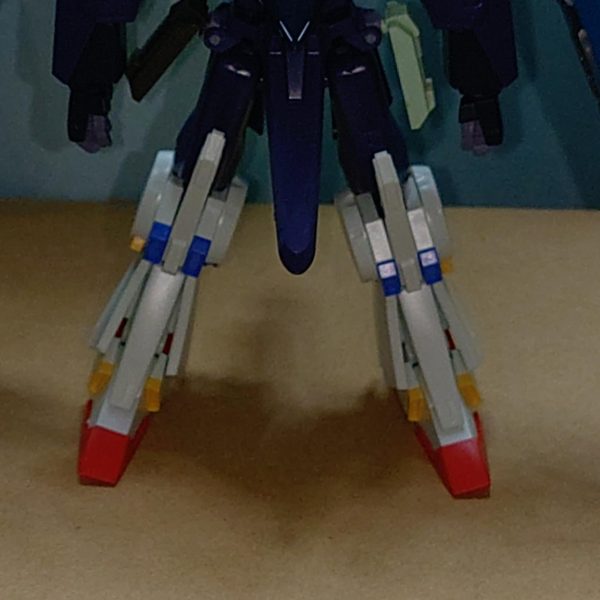 製作途中だった「90年代の改修が施されたギャプラン」の続き脚をどうするか悩み、「ZZの脚ならごつくていいだろう」と思って入手して合わせてみたら……アレ？ なんか小さい？そう、後の時代のジェガン部分ならまだしも、ZZの脚は長さ、ボリューム共にギャプランよりも小さかった……それから、どうしようかギャプランのままで行くかでもそれだとシルエットが変わらんな……と悩んでほぼ一年。何とか見つけた解決策は……模型のご都合を利用し、1/100のキットの脚を使うこと！ホビーショップでジャンク品として売られてたMGのZを購入し、腿との接続は怪我の功名、購入したZZの膝関節をレジンで複製して流用。そして、そのままの脚だといくらなんでも長すぎるので、脚のフレームを5mm切り取って詰め、外装もちょうどいいラインがあったのでそこで分割、5mm削って組みなおす。これで違和感ない長さで太くボリュームのある脚に。後は、脚について色々考えてる間にジェガンのライフルを改良して持たせたり、リゼルのディフェンサーユニットについてる目立つ分割線を、分割線にぴったり沿うようにプラバンで作ったユニットを張り付けて、後ハメ加工なしでごまかしたりしました。とりあえず、後は膝アーマーだけでっち上げれば塗装に入れる。が、塗装の環境が冬にしか発生しないので、また次の冬かな……後、肩が超いかり肩なギャプランの胴体の都合上仕方ないけれど、ジェガンの頭部が埋没して結構地味。ロッドアンテナは干渉するので切り落としたけど、なんか頭部にアクセントを足そうかな。&nbsp;（2枚目）