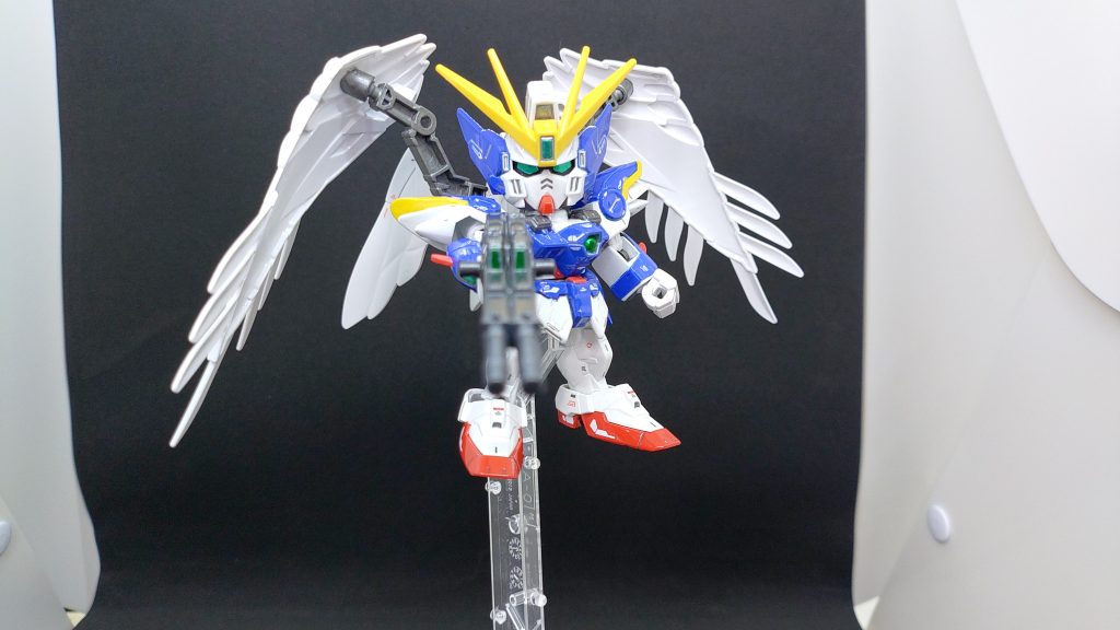 大体の使用色は 緑:メタルグリーン(GX)、青:キャラクターブルー、赤:MSレッド、黄:MSイエロー、白:キャラクターホワイト、銀:フラットアルミ(タミヤ)、灰:メタルグレー(タミヤ)、頭頂部カメラ:アイスシルバー(GX)。アンテナの黄、上腕の白、拳、翼の白は無塗装です。