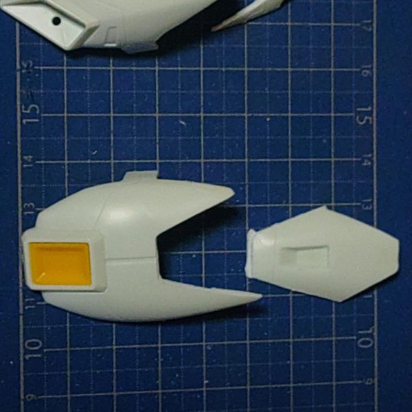 製作途中だった「90年代の改修が施されたギャプラン」の続き脚をどうするか悩み、「ZZの脚ならごつくていいだろう」と思って入手して合わせてみたら……アレ？ なんか小さい？そう、後の時代のジェガン部分ならまだしも、ZZの脚は長さ、ボリューム共にギャプランよりも小さかった……それから、どうしようかギャプランのままで行くかでもそれだとシルエットが変わらんな……と悩んでほぼ一年。何とか見つけた解決策は……模型のご都合を利用し、1/100のキットの脚を使うこと！ホビーショップでジャンク品として売られてたMGのZを購入し、腿との接続は怪我の功名、購入したZZの膝関節をレジンで複製して流用。そして、そのままの脚だといくらなんでも長すぎるので、脚のフレームを5mm切り取って詰め、外装もちょうどいいラインがあったのでそこで分割、5mm削って組みなおす。これで違和感ない長さで太くボリュームのある脚に。後は、脚について色々考えてる間にジェガンのライフルを改良して持たせたり、リゼルのディフェンサーユニットについてる目立つ分割線を、分割線にぴったり沿うようにプラバンで作ったユニットを張り付けて、後ハメ加工なしでごまかしたりしました。とりあえず、後は膝アーマーだけでっち上げれば塗装に入れる。が、塗装の環境が冬にしか発生しないので、また次の冬かな……後、肩が超いかり肩なギャプランの胴体の都合上仕方ないけれど、ジェガンの頭部が埋没して結構地味。ロッドアンテナは干渉するので切り落としたけど、なんか頭部にアクセントを足そうかな。&nbsp;（5枚目）