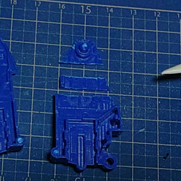 製作途中だった「90年代の改修が施されたギャプラン」の続き脚をどうするか悩み、「ZZの脚ならごつくていいだろう」と思って入手して合わせてみたら……アレ？ なんか小さい？そう、後の時代のジェガン部分ならまだしも、ZZの脚は長さ、ボリューム共にギャプランよりも小さかった……それから、どうしようかギャプランのままで行くかでもそれだとシルエットが変わらんな……と悩んでほぼ一年。何とか見つけた解決策は……模型のご都合を利用し、1/100のキットの脚を使うこと！ホビーショップでジャンク品として売られてたMGのZを購入し、腿との接続は怪我の功名、購入したZZの膝関節をレジンで複製して流用。そして、そのままの脚だといくらなんでも長すぎるので、脚のフレームを5mm切り取って詰め、外装もちょうどいいラインがあったのでそこで分割、5mm削って組みなおす。これで違和感ない長さで太くボリュームのある脚に。後は、脚について色々考えてる間にジェガンのライフルを改良して持たせたり、リゼルのディフェンサーユニットについてる目立つ分割線を、分割線にぴったり沿うようにプラバンで作ったユニットを張り付けて、後ハメ加工なしでごまかしたりしました。とりあえず、後は膝アーマーだけでっち上げれば塗装に入れる。が、塗装の環境が冬にしか発生しないので、また次の冬かな……後、肩が超いかり肩なギャプランの胴体の都合上仕方ないけれど、ジェガンの頭部が埋没して結構地味。ロッドアンテナは干渉するので切り落としたけど、なんか頭部にアクセントを足そうかな。&nbsp;（4枚目）