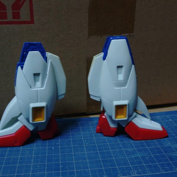 製作途中だった「90年代の改修が施されたギャプラン」の続き脚をどうするか悩み、「ZZの脚ならごつくていいだろう」と思って入手して合わせてみたら……アレ？ なんか小さい？そう、後の時代のジェガン部分ならまだしも、ZZの脚は長さ、ボリューム共にギャプランよりも小さかった……それから、どうしようかギャプランのままで行くかでもそれだとシルエットが変わらんな……と悩んでほぼ一年。何とか見つけた解決策は……模型のご都合を利用し、1/100のキットの脚を使うこと！ホビーショップでジャンク品として売られてたMGのZを購入し、腿との接続は怪我の功名、購入したZZの膝関節をレジンで複製して流用。そして、そのままの脚だといくらなんでも長すぎるので、脚のフレームを5mm切り取って詰め、外装もちょうどいいラインがあったのでそこで分割、5mm削って組みなおす。これで違和感ない長さで太くボリュームのある脚に。後は、脚について色々考えてる間にジェガンのライフルを改良して持たせたり、リゼルのディフェンサーユニットについてる目立つ分割線を、分割線にぴったり沿うようにプラバンで作ったユニットを張り付けて、後ハメ加工なしでごまかしたりしました。とりあえず、後は膝アーマーだけでっち上げれば塗装に入れる。が、塗装の環境が冬にしか発生しないので、また次の冬かな……後、肩が超いかり肩なギャプランの胴体の都合上仕方ないけれど、ジェガンの頭部が埋没して結構地味。ロッドアンテナは干渉するので切り落としたけど、なんか頭部にアクセントを足そうかな。&nbsp;（6枚目）
