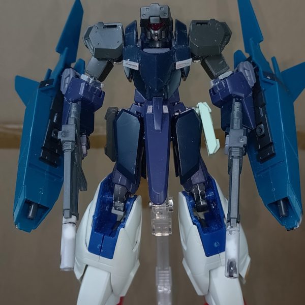 製作途中だった「90年代の改修が施されたギャプラン」の続き脚をどうするか悩み、「ZZの脚ならごつくていいだろう」と思って入手して合わせてみたら……アレ？ なんか小さい？そう、後の時代のジェガン部分ならまだしも、ZZの脚は長さ、ボリューム共にギャプランよりも小さかった……それから、どうしようかギャプランのままで行くかでもそれだとシルエットが変わらんな……と悩んでほぼ一年。何とか見つけた解決策は……模型のご都合を利用し、1/100のキットの脚を使うこと！ホビーショップでジャンク品として売られてたMGのZを購入し、腿との接続は怪我の功名、購入したZZの膝関節をレジンで複製して流用。そして、そのままの脚だといくらなんでも長すぎるので、脚のフレームを5mm切り取って詰め、外装もちょうどいいラインがあったのでそこで分割、5mm削って組みなおす。これで違和感ない長さで太くボリュームのある脚に。後は、脚について色々考えてる間にジェガンのライフルを改良して持たせたり、リゼルのディフェンサーユニットについてる目立つ分割線を、分割線にぴったり沿うようにプラバンで作ったユニットを張り付けて、後ハメ加工なしでごまかしたりしました。とりあえず、後は膝アーマーだけでっち上げれば塗装に入れる。が、塗装の環境が冬にしか発生しないので、また次の冬かな……後、肩が超いかり肩なギャプランの胴体の都合上仕方ないけれど、ジェガンの頭部が埋没して結構地味。ロッドアンテナは干渉するので切り落としたけど、なんか頭部にアクセントを足そうかな。&nbsp;（3枚目）