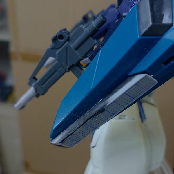 製作途中だった「90年代の改修が施されたギャプラン」の続き脚をどうするか悩み、「ZZの脚ならごつくていいだろう」と思って入手して合わせてみたら……アレ？ なんか小さい？そう、後の時代のジェガン部分ならまだしも、ZZの脚は長さ、ボリューム共にギャプランよりも小さかった……それから、どうしようかギャプランのままで行くかでもそれだとシルエットが変わらんな……と悩んでほぼ一年。何とか見つけた解決策は……模型のご都合を利用し、1/100のキットの脚を使うこと！ホビーショップでジャンク品として売られてたMGのZを購入し、腿との接続は怪我の功名、購入したZZの膝関節をレジンで複製して流用。そして、そのままの脚だといくらなんでも長すぎるので、脚のフレームを5mm切り取って詰め、外装もちょうどいいラインがあったのでそこで分割、5mm削って組みなおす。これで違和感ない長さで太くボリュームのある脚に。後は、脚について色々考えてる間にジェガンのライフルを改良して持たせたり、リゼルのディフェンサーユニットについてる目立つ分割線を、分割線にぴったり沿うようにプラバンで作ったユニットを張り付けて、後ハメ加工なしでごまかしたりしました。とりあえず、後は膝アーマーだけでっち上げれば塗装に入れる。が、塗装の環境が冬にしか発生しないので、また次の冬かな……後、肩が超いかり肩なギャプランの胴体の都合上仕方ないけれど、ジェガンの頭部が埋没して結構地味。ロッドアンテナは干渉するので切り落としたけど、なんか頭部にアクセントを足そうかな。&nbsp;（7枚目）