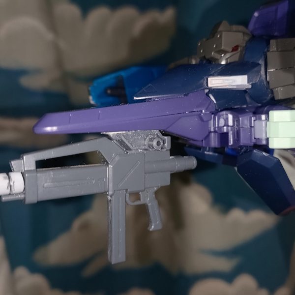 ビームライフルは機首になってる股間の下にジョイントを付けて、ビームライフルの上にくっつけた3mm穴付きのコネクタで繋げています。MA形態における問題点は、Zの脚の後部スラスターがリアスカートなどに当たる事。削ってサイズダウンした方が良いかもなぁ。後、MA形態だと肩アーマーの分割線がかなり目立つな……どうしようかな、後ハメ加工も前にやったことあるが微調整を繰り返して終わりが見えなくなったから、なるべくなら完全な合わせ目消しは避けたい。かといって、肩にもとからある凹凸に沿って切り離して一部だけ接着して合わせ目消ししようにも、肩アーマーの上部って結構複雑な形しててきれいに切り離すのも難しそう。う～ん、チャチく見えないようにうまくスジボリを足して段落ちモールドにするしかないかも。（5枚目）