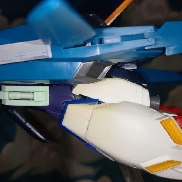 ビームライフルは機首になってる股間の下にジョイントを付けて、ビームライフルの上にくっつけた3mm穴付きのコネクタで繋げています。MA形態における問題点は、Zの脚の後部スラスターがリアスカートなどに当たる事。削ってサイズダウンした方が良いかもなぁ。後、MA形態だと肩アーマーの分割線がかなり目立つな……どうしようかな、後ハメ加工も前にやったことあるが微調整を繰り返して終わりが見えなくなったから、なるべくなら完全な合わせ目消しは避けたい。かといって、肩にもとからある凹凸に沿って切り離して一部だけ接着して合わせ目消ししようにも、肩アーマーの上部って結構複雑な形しててきれいに切り離すのも難しそう。う～ん、チャチく見えないようにうまくスジボリを足して段落ちモールドにするしかないかも。（6枚目）