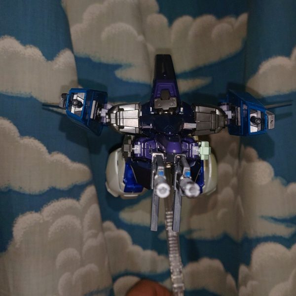 ビームライフルは機首になってる股間の下にジョイントを付けて、ビームライフルの上にくっつけた3mm穴付きのコネクタで繋げています。MA形態における問題点は、Zの脚の後部スラスターがリアスカートなどに当たる事。削ってサイズダウンした方が良いかもなぁ。後、MA形態だと肩アーマーの分割線がかなり目立つな……どうしようかな、後ハメ加工も前にやったことあるが微調整を繰り返して終わりが見えなくなったから、なるべくなら完全な合わせ目消しは避けたい。かといって、肩にもとからある凹凸に沿って切り離して一部だけ接着して合わせ目消ししようにも、肩アーマーの上部って結構複雑な形しててきれいに切り離すのも難しそう。う～ん、チャチく見えないようにうまくスジボリを足して段落ちモールドにするしかないかも。（2枚目）