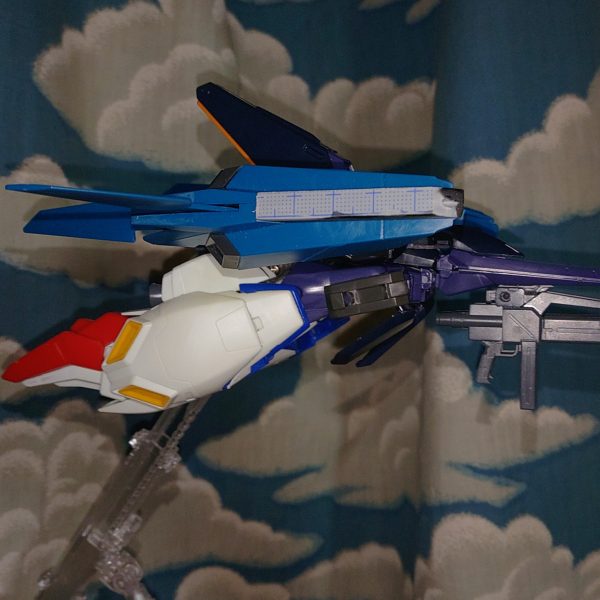 ビームライフルは機首になってる股間の下にジョイントを付けて、ビームライフルの上にくっつけた3mm穴付きのコネクタで繋げています。MA形態における問題点は、Zの脚の後部スラスターがリアスカートなどに当たる事。削ってサイズダウンした方が良いかもなぁ。後、MA形態だと肩アーマーの分割線がかなり目立つな……どうしようかな、後ハメ加工も前にやったことあるが微調整を繰り返して終わりが見えなくなったから、なるべくなら完全な合わせ目消しは避けたい。かといって、肩にもとからある凹凸に沿って切り離して一部だけ接着して合わせ目消ししようにも、肩アーマーの上部って結構複雑な形しててきれいに切り離すのも難しそう。う～ん、チャチく見えないようにうまくスジボリを足して段落ちモールドにするしかないかも。（3枚目）