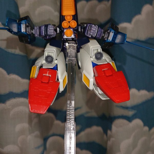 ビームライフルは機首になってる股間の下にジョイントを付けて、ビームライフルの上にくっつけた3mm穴付きのコネクタで繋げています。MA形態における問題点は、Zの脚の後部スラスターがリアスカートなどに当たる事。削ってサイズダウンした方が良いかもなぁ。後、MA形態だと肩アーマーの分割線がかなり目立つな……どうしようかな、後ハメ加工も前にやったことあるが微調整を繰り返して終わりが見えなくなったから、なるべくなら完全な合わせ目消しは避けたい。かといって、肩にもとからある凹凸に沿って切り離して一部だけ接着して合わせ目消ししようにも、肩アーマーの上部って結構複雑な形しててきれいに切り離すのも難しそう。う～ん、チャチく見えないようにうまくスジボリを足して段落ちモールドにするしかないかも。（4枚目）