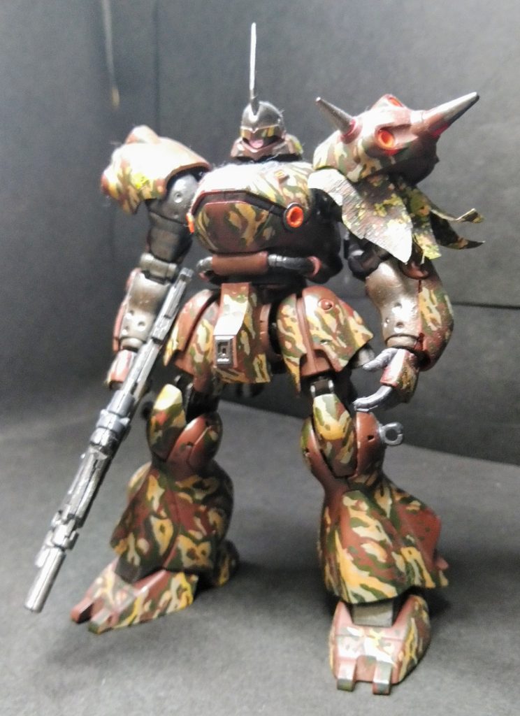 WWⅡ末期のドイツ国防軍塗装を参考に、筆塗り塗装しました。左肩の防水シートは破損したイメージ。質感がイマイチで残念です。