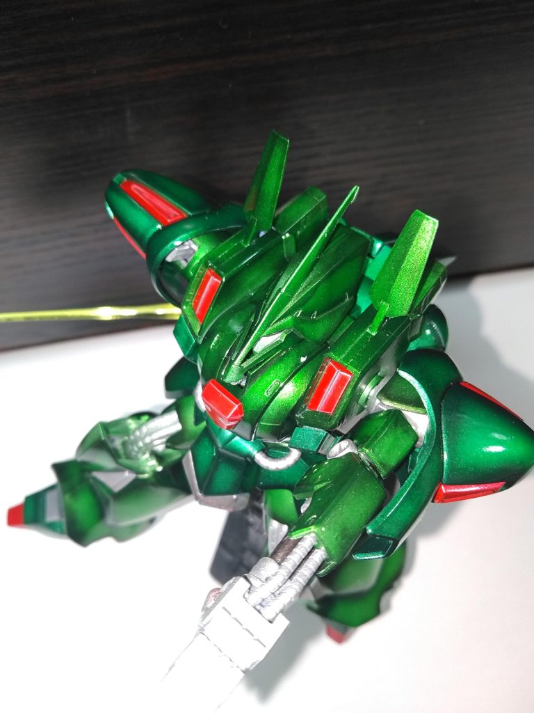 色々なところを動かしていると、だいたいの場合に色が剥げてしまう(今回は顔と左のミサイルポッドのあいだ)のですが、皆様どのように対処してらっしゃるのでしょうか。今回もポーズ決めたら動かしていません(笑)