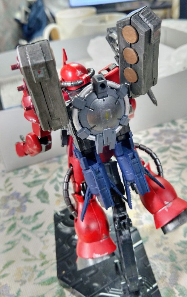 シャアが酷使した為に、全開試験にはかなりの危険が伴う事に。作品中では所在不明になったシャアザク。こんな流用もありかなと。背中にはテストデータ収集用センサー装備。&nbsp;&nbsp;