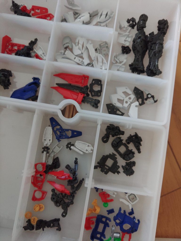 気が狂いそうなパーツ数。昔はモナカ構造でしたのに…遠い目