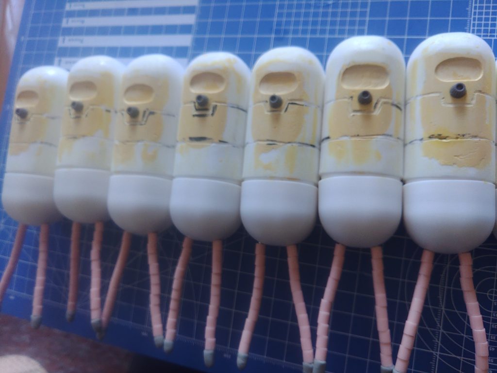 形が出来ると俄然ヤル気が出てきます(爆)　この後、タミヤのPPプライマーを吹き付けてから、黒サフェーサー立ち上げでガンダムカラーのザク緑で塗装です。