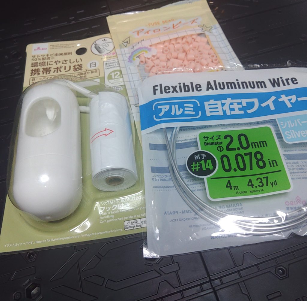 サクの素w　上記画像の材料はダイソーで揃えました。その他プラ板、プラパイプ、ポリパテ、エポパテ、WAVE製Hアイズとバーニア等々