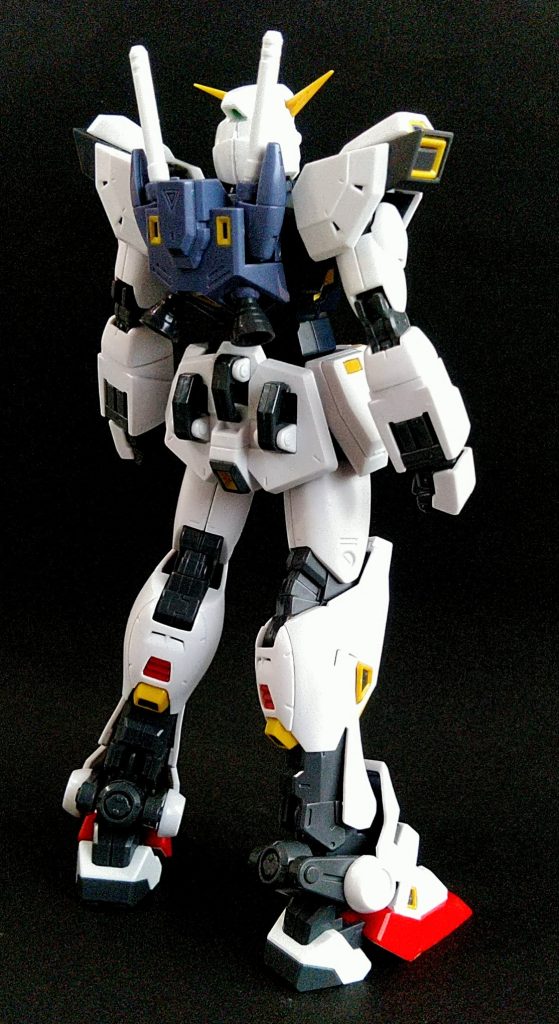 ミッションパックシステムをオミットした分のコストを関節内部の駆動改良や装甲のビームコーティング等に費やしている為､基本性能はF90より高い。