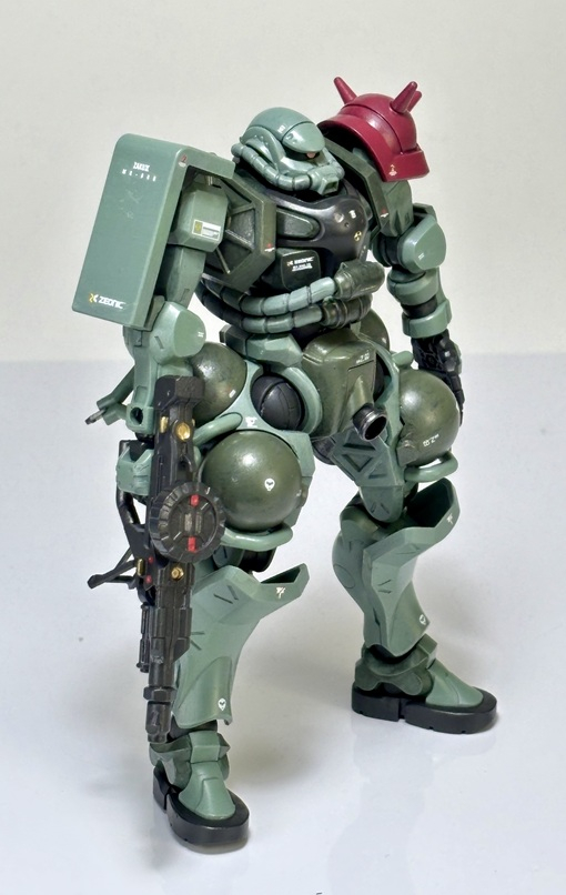 いつものように水性ホビーカラーで筆塗り全塗装。水彩絵の具で墨入れして、デカール貼って艶消しトップコートで仕上げ。薄いほうの緑は数週間前に作った民間用ザク(GQ)と同じ、A.O.Z Re-Boot版ザクIII用に調色していた薄い緑。濃いほうの緑は「HUG102 ランチャーストライクグリーン」。デカールはすべてガンダムデカール。