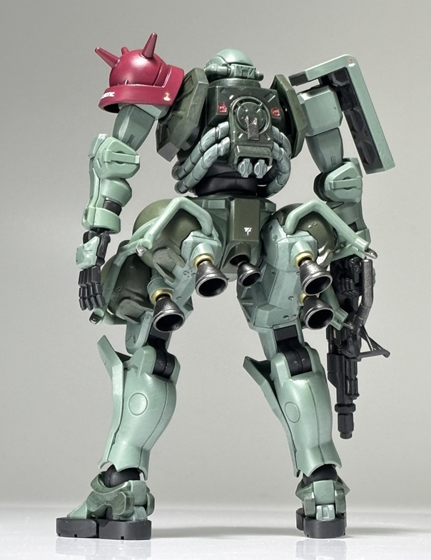 特に大きな改造はなしで肩アーマーを赤く塗って、いつものようにザクマシンガンの前部を加工したくらい。