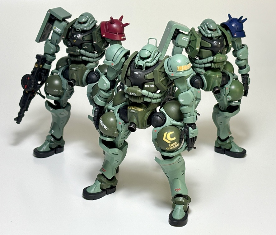 全く同じ調色緑で全塗装した民間ザクとパシャリ。この3機って同じ調色緑を使ったのに、異なって見えます。不思議です。