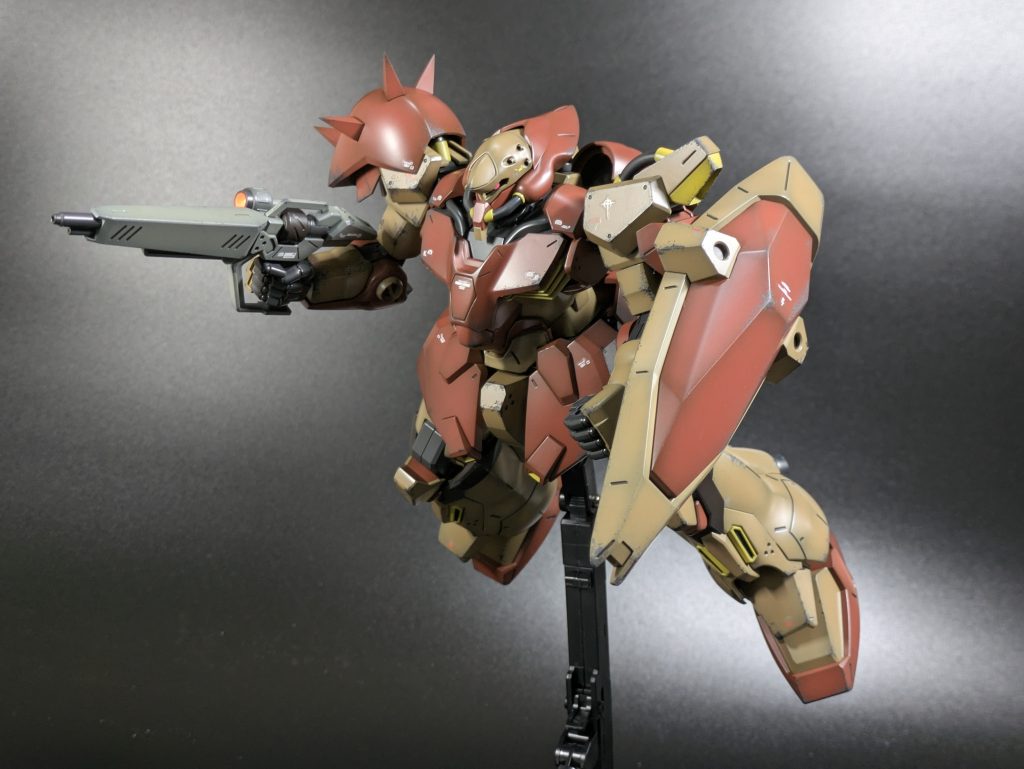 ライフルのマスキングがかなり面倒臭かったです。最後の最後でバレル下部の塗り忘れに気づきましたが諦めました。新作のM01型も見た感じライフルが2パーツ成形だったので頭が痛いです（1000円も高いのに…もし作る機会があったらグレー1色に逃げると思います。