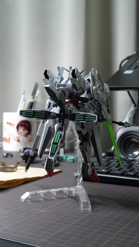 外したクアドラスラスターはお尻に挿しました。