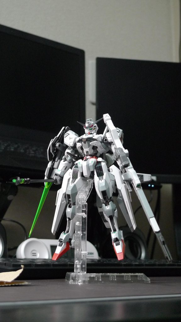 バリアブルロッドライフルはクアドラスラスターを外して上下をひっくり返し左肩に担ぐように変更しました。