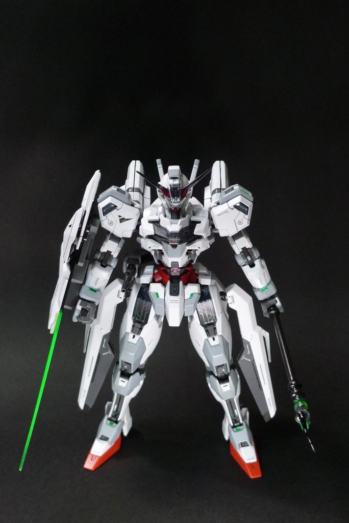 エスカッシャン下部を分離したビームソードも装備し、魔法の杖との二刀流で近接戦闘を行います。分離したエスカッシャンはスラスターとして太もも脇に配置しました。