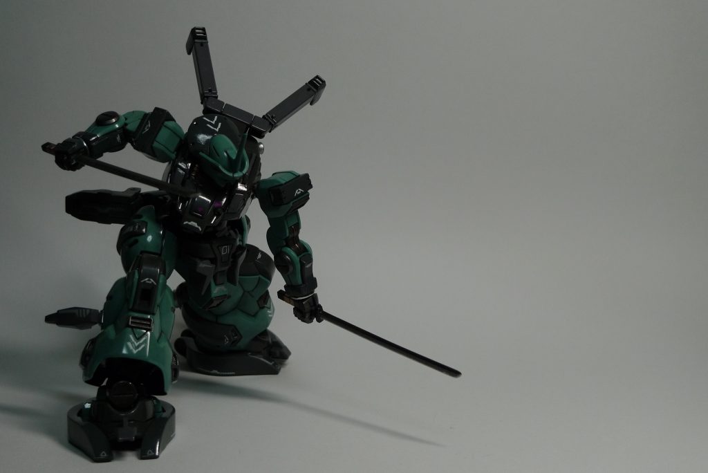 もう一つのメイン武装の刀は戦闘フィギュアから流用しました。こちらも二刀流です。