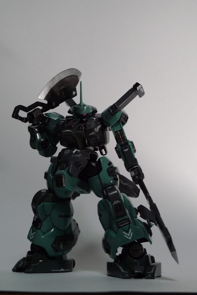 メイン武装の斧はラウダ機の大型アックスを切断しプラ板で持ち手をつくり二刀流としました。二通りの持ち方でリーチを相手に誤認させることが可能で、冒頭写真のような連撃を得意とします。