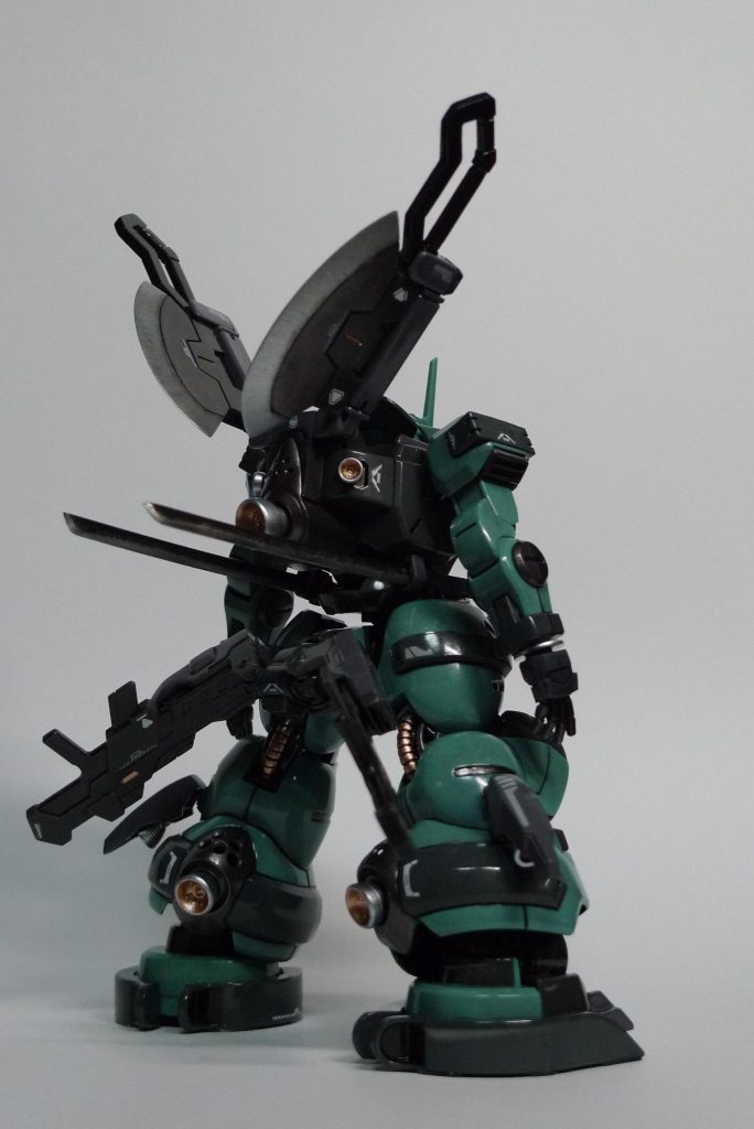 すべて後ろに隠し持ってます。