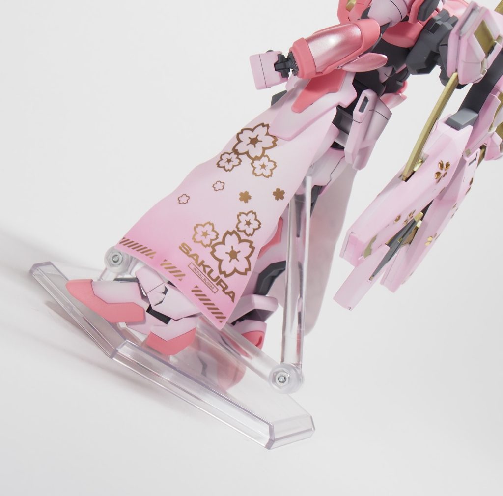 腰には桜の模様が入った布をイメージしたものを装備。