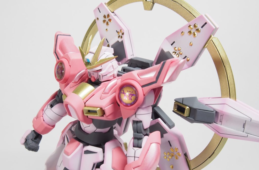 肩アーマーのクリアパーツには桜文字。この作品の気に入っている部分です(gundam-kao2)
