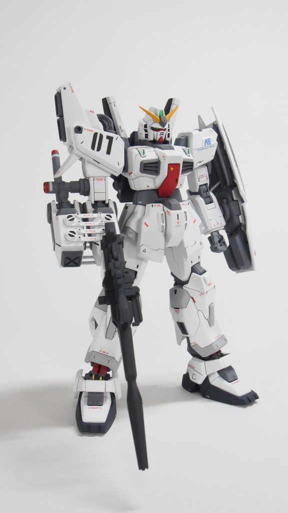 長い期間、戦場を渡り歩いて色々な人に搭乗されてきたガンダムMk-II。今回はバナージ君が搭乗し、ビームマグナムが撃てるように改造されています。