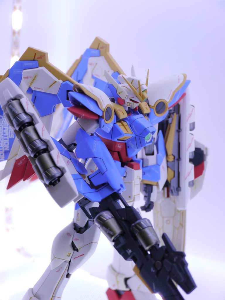 シールについては現物に貼り付けて、はみ出た部分をデザインナイフでカットしました。艶消し吹いてシールのテカリが消えて遠くで見る分には問題なさそう。でも、寄りで見ると段差がすげー目立つ…バスターライフルの弾倉はフィニッシャーズのフォーミュラクロームで塗った後、先っちょをクリアゴールドでコートしてみました。