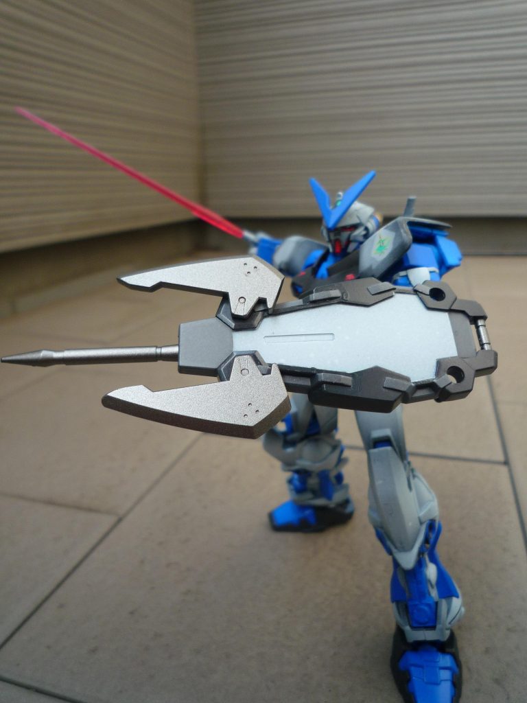 加えて一番くじで当たったHG用のパーツのうちシールドに斧が付いているものがあったので持たせるみることに。もとは銀一色だったけど、さすがにそれはどーかと思い地上戦っぽい色に塗装