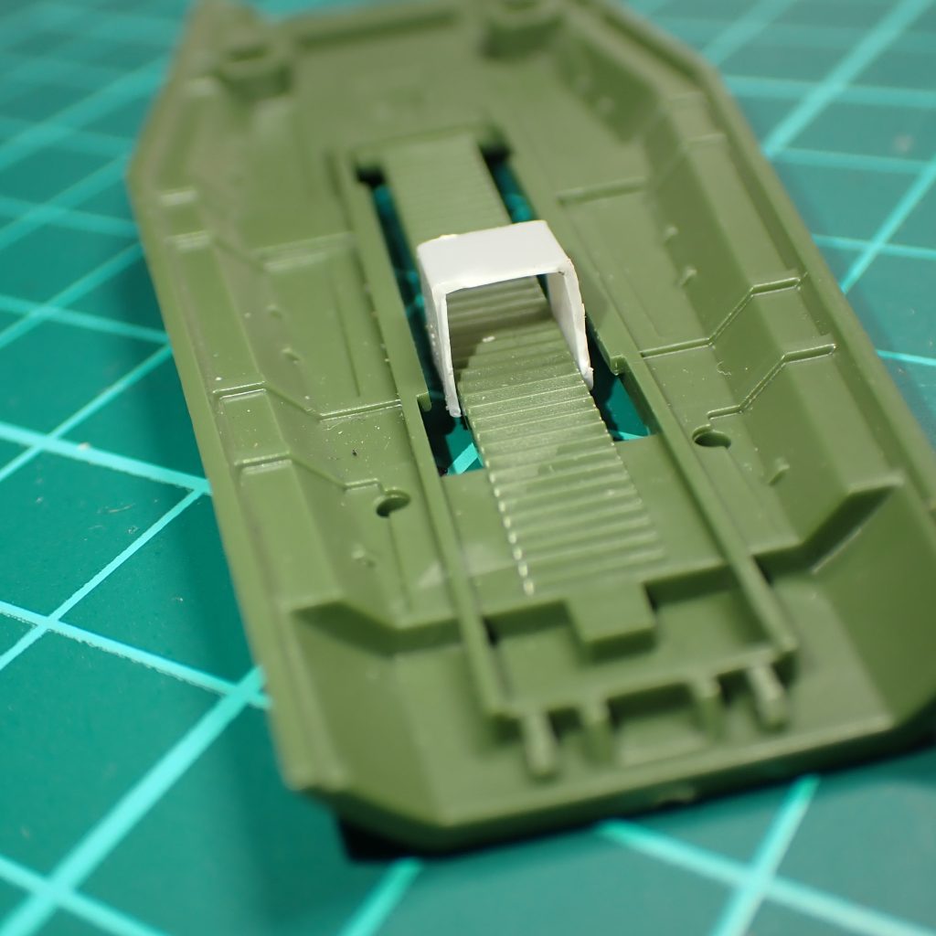 コの字型のプラ板を接続部にします。ＷＡＶＥの正方形パイプ6ｍｍがピッタシ。1面をカットしてコの字型にしてます