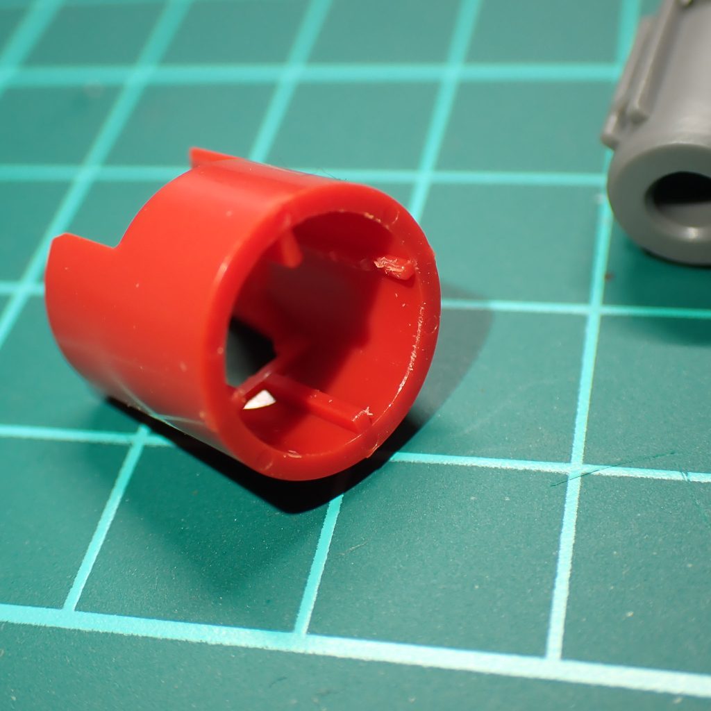 腕が側はこの部分内側を削り、磁石をいれます。