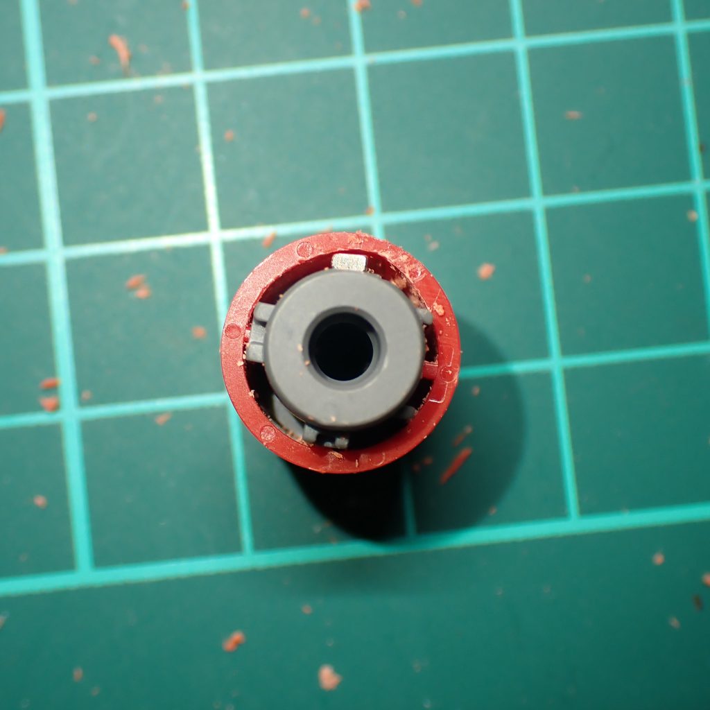 わかりにくいですが、隙間にネオジム磁石をいれます