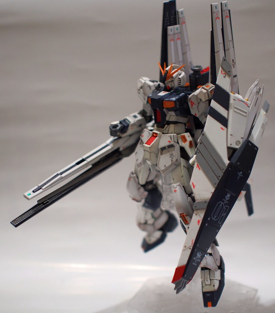 νガンダム L.R.F.F.装備は、我ながらなかなかの出来栄えだったのですが、だいぶ見慣れてしまったこともあってちょっとアレンジを加えたくなりました。HWS＋ロングレンジフィンファンネルの構成自体は先行作品が幾つかあったので、ただ足すのでは面白くないのと、本体はスマートさを維持したかったので、以下変更により新兵装にしました。・大型シールドを上下反転＋増強、近接武器兼用に・脚部ブースターとハイメガキャノンを、背部ブースターに